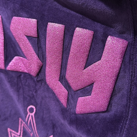 DISNEYLAND PARIS EXCLUSIVE FABULOUSLY VILLAINOUS SPIRIT JERSEY Purple Ve… - Picture 4 of 13